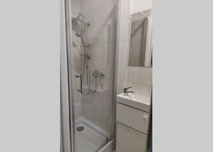 Przytulny W Zacisznej Okolicy Z Lazienka Wspolna Dla Dwoch Pokoi Lägenhet