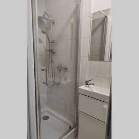 Przytulny W Zacisznej Okolicy Z Lazienka Wspolna Dla Dwoch Pokoi Apartmán